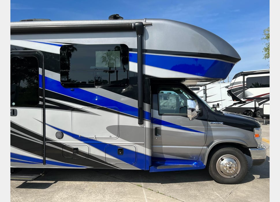 Class C Motor Home rentals in Paris