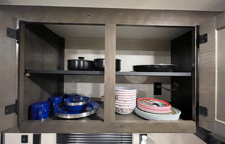 From dinner plates to coffee mugs, our well-stocked cabinet ensures you have everything you need for a carefree Pure Michigan dining experience.