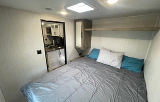 Glamping Haven: 2 Bdrms, Cozy Fire & Paws Welcome!