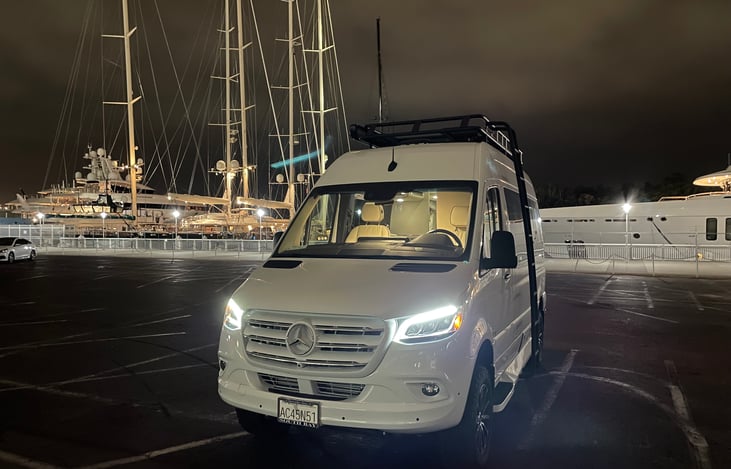 Mercedes 4x4 19 foot chassis is easy to drive and park. The arctic white with the matching painted bumpers and trim looks sharp.