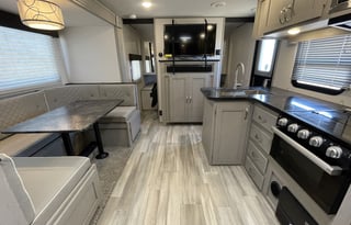 28' 2022 Tracer Bunkhouse - Sleeps 6 + 2 Children