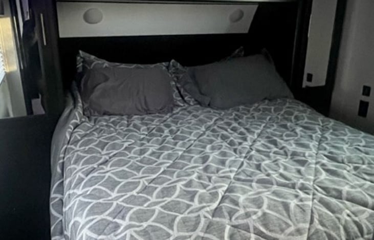 Master queen size bed