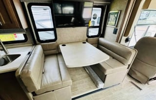 2022 Thor Miramar w/ bunks & WIFI - Red Debbie