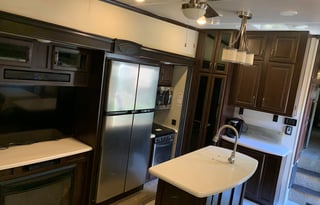 * 5th WHEEL BUNKHOUSE*