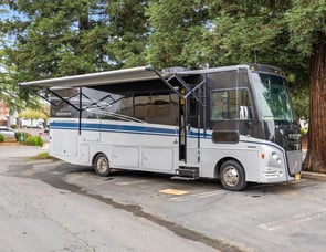 Winnebago Adventurer 30T