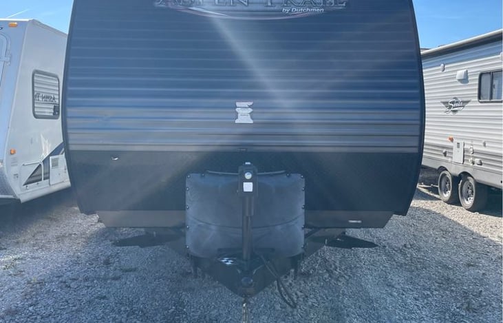 Dual propane tanks, protected by a plastic cover, easy electic jack.