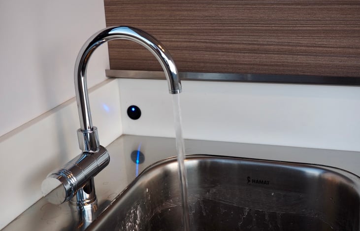 17 gallon fresh water tank with pump