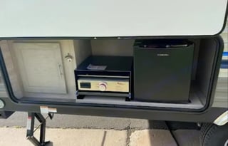 Cat the 2022 Coachmen Catalina Summit 184BHS