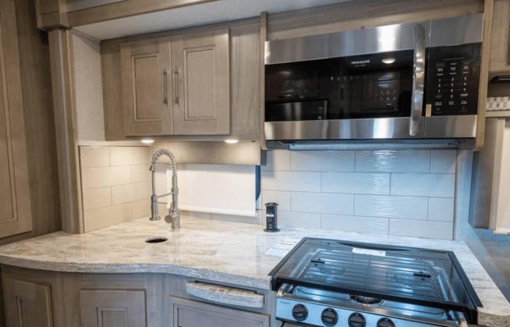 Full kitchen with gas range, microwave and Freezer/Refridgerator!