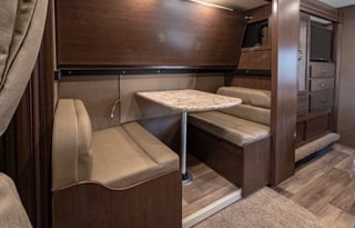 C9-Luxury Four Winds 10 Sleeper w Bunks! 2 Slides