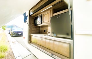 ! Creamy Flair 2021 - Modern & Reliable, Sleeps 10