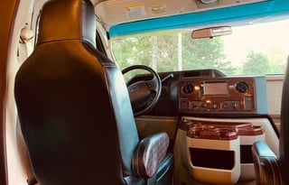 Lucy - Luxury RV for Your Stay in Camp Sherman