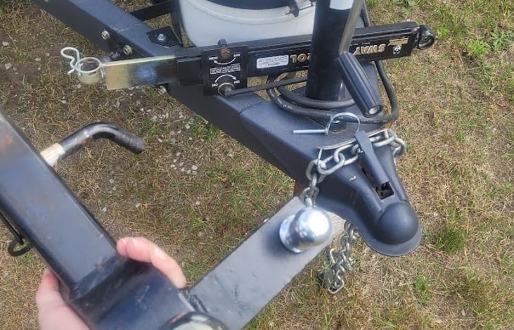 Hitch with sway bar ball