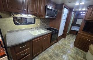 2014 Thor Motor Coach Miramar 32 1