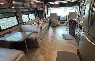 Let's Cruise with this Fleetwood Bounder Class A