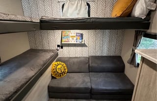 SPACIOUS FAMILY RV W/ ROOM FOR 10!