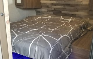 2022 Zinger  sleeps 10 COMFORTABLY!