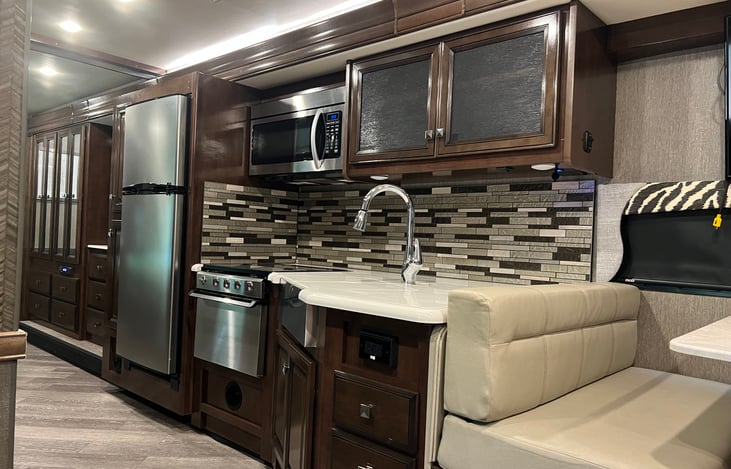 KITCHEN BIG ENOUGHT FOR LARGE FAMILIES OR COOK A MEAL IN THE MICROWAVE FOR JUST THE 2 OF YOU