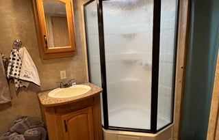 Family friendly, stocked keystone fifth wheel