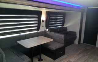 "Not your Cousin Eddies" luxury RV w/ Bunkhouse
