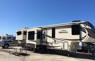 2015 Keystone Montana 3790RD (Delivery Available, w/ Generator, and Solar)