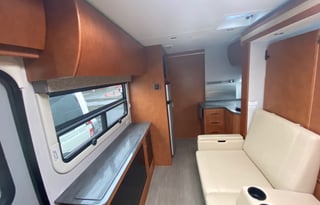 2017 Leisure Travel Unity U24MB