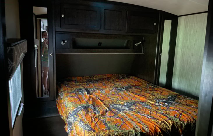 Nice big queen size bed with linens available!!! Lots of storage space on either side and on top of bed. Beautiful window looking out and own private entrance door into the bedroom.