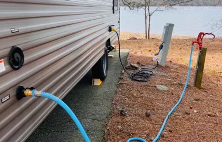 Full water connection or 27 gallon in board water tank if you are boondocking or water unavailable.