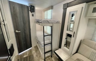 Sleeps 5, lots of upgrades! 600W solar system