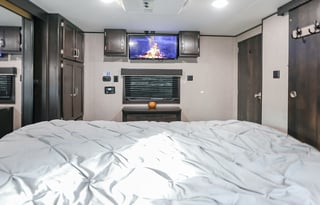 WOW King bed 3 slides looks like 5th wheel inside