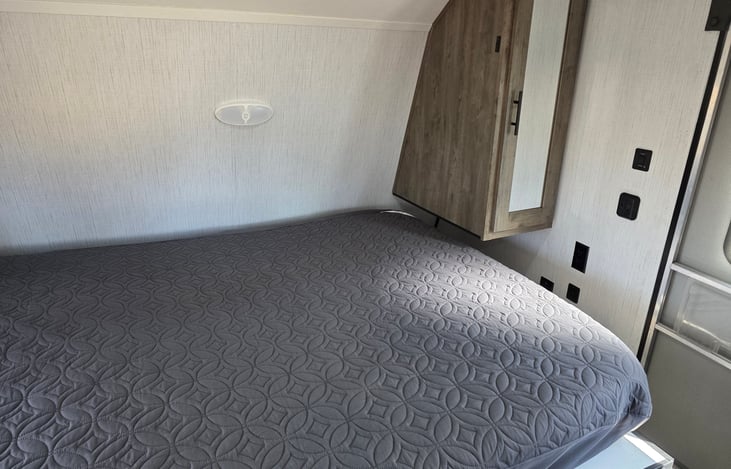 Camper Queen Murphy Bed
Sleeps 2 Persons