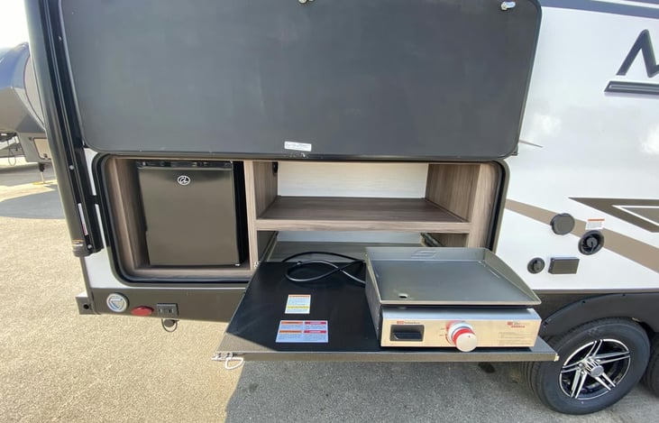Outdoor Kitchen with flattop griddle