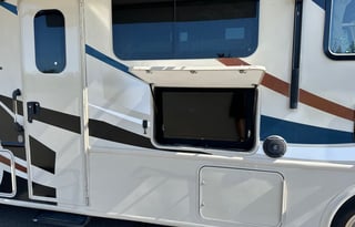2016 Thor Motor Coach ACE 29.2 - SLEEPS 8
