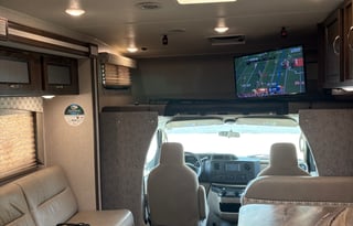 The Queen – Class C Bunkhouse, Sleeps 8