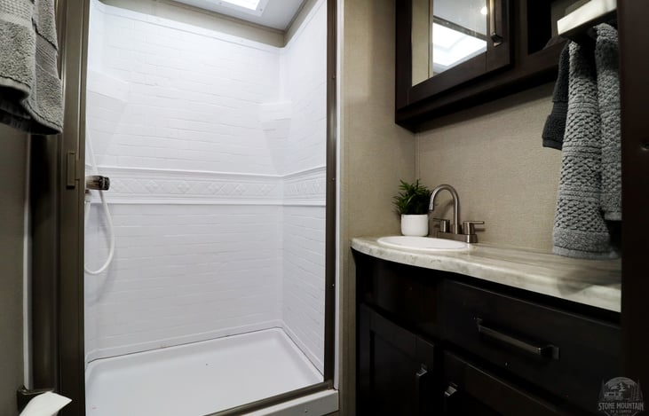 2022-Grand-Design-Transcend-Explor-297-QB-Copyright-at-StoneMountainRVs-dot-com