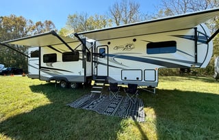 Luxury 5th Wheel Bunkhouse, Sleeps 10 + 1.5 Baths
