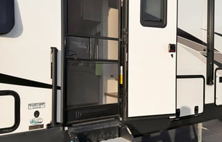 Modern Fifth Wheel – Your Home on the Road