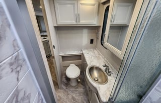 Luxury RV Adventure: Rent the Eclipse 34J Class A!