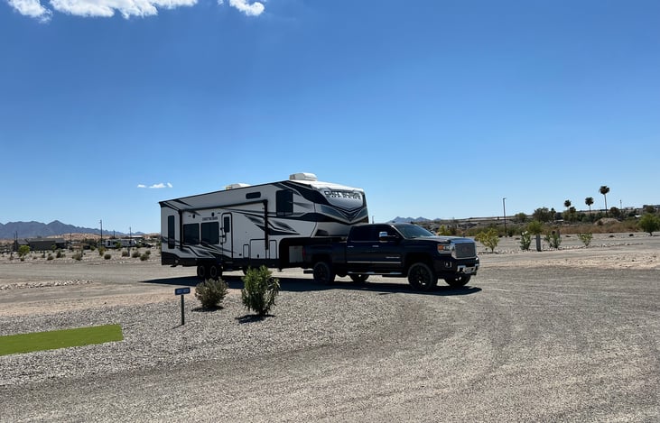 Delivery only-Sleeps 7, max 10 guests 2 pets. 30ft living space. 37ft tail to nose.