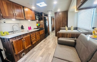 T2020 CONVENIENT & EASY TO DRIVE WINNEBAGO CLASS C