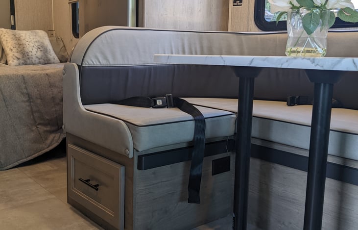 Restaurant-style dinette seating for 5