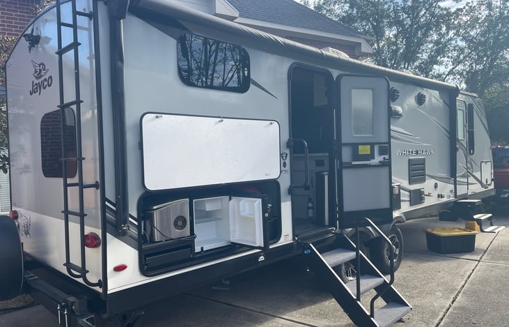 Outside kitchen with Icemaker, Fridge, & blackstone grill