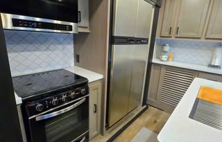 The Easy Living Retreat | Spacious RV + 1.5 Bath