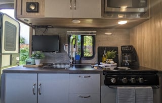 2025 ready- Winnebago - Fits 6, Tows Easy!