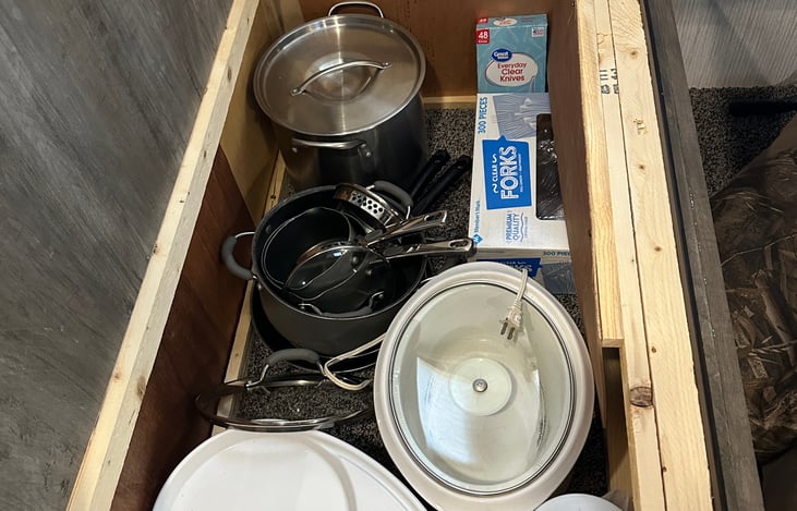 Under bench storage, large pot, 2 crockpots provided.