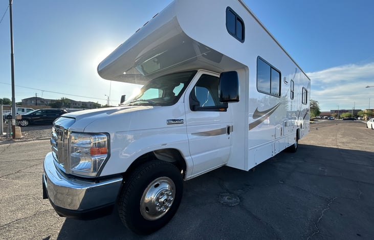 2020 Winnebago Minnie Winnie - Front Driver Angle