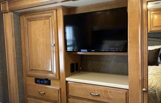 2017 Thor Miramar 34.2,Tailgate-outdoor Kitchen/TV