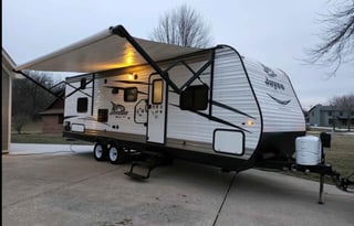 Clean and spacious!! 2017 Jayco JFlt 26' slideout!