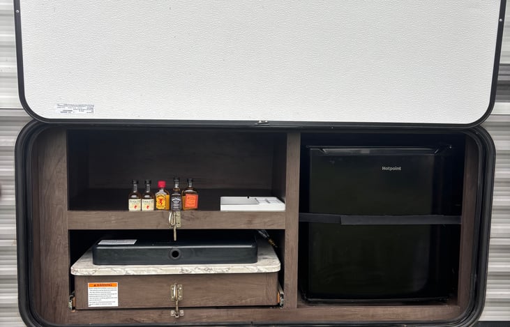 Outdoor minifridge and stove