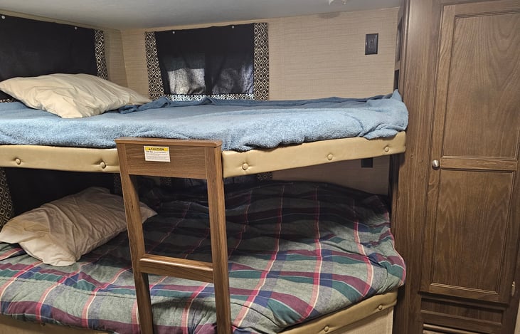 Rear double bunks. Weight rating of 300 pounds on the top bunk.